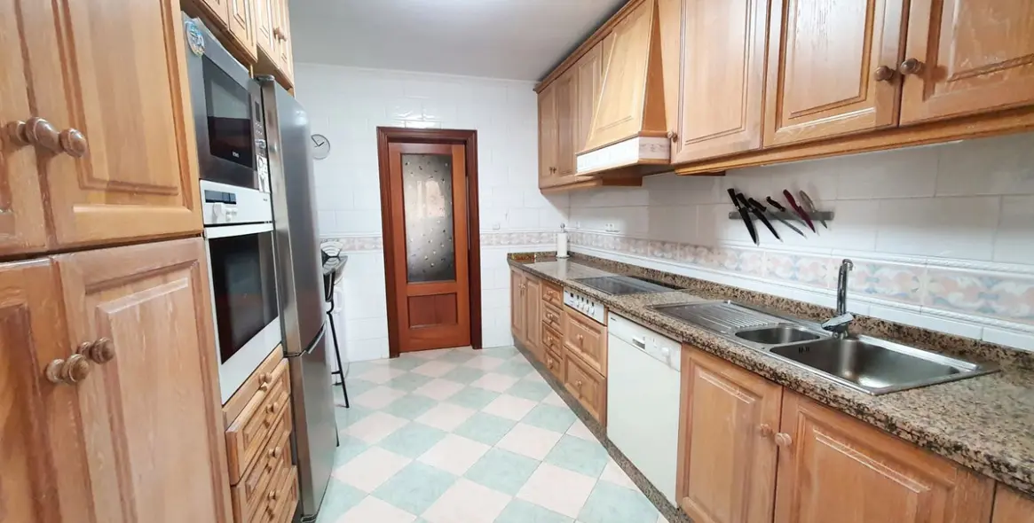 Sale of middle floor apartment in Fuengirola 12