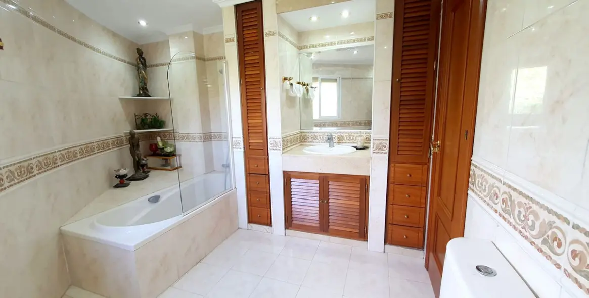 Sale of middle floor apartment in Fuengirola 18