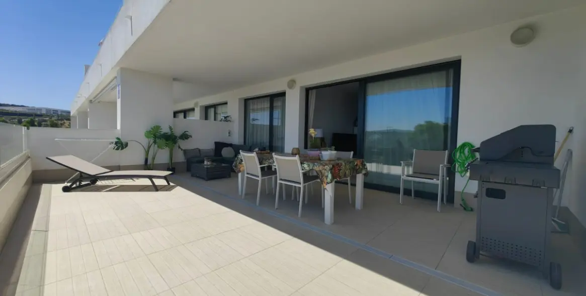 Sale of middle floor apartment in Estepona 1