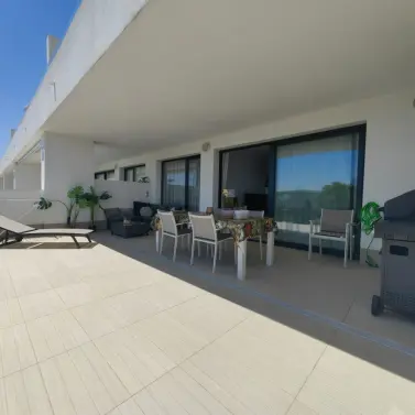 Sale of middle floor apartment in Estepona