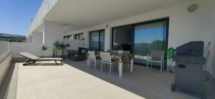 Sale of middle floor apartment in Estepona 0