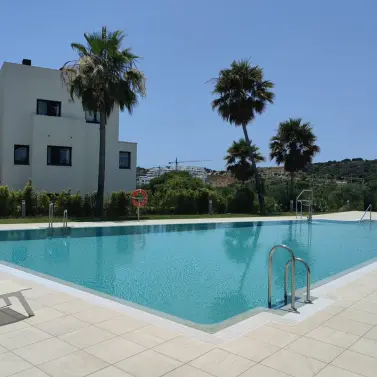 Sale of middle floor apartment in Estepona