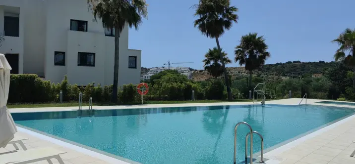 Sale of middle floor apartment in Estepona 1