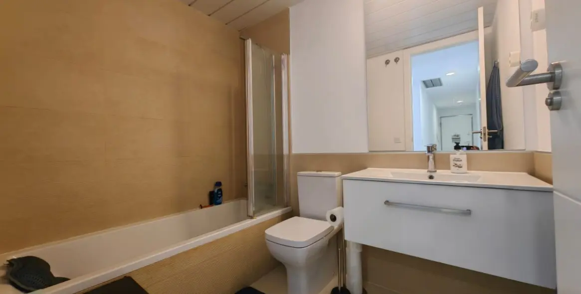 Sale of middle floor apartment in Estepona 19