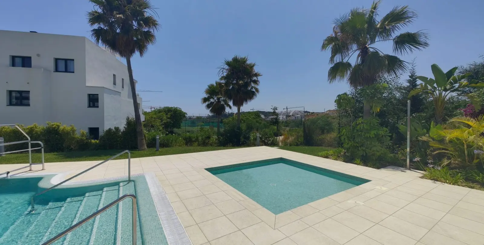 Продажа апартаментов на среднем этаже в Estepona 28