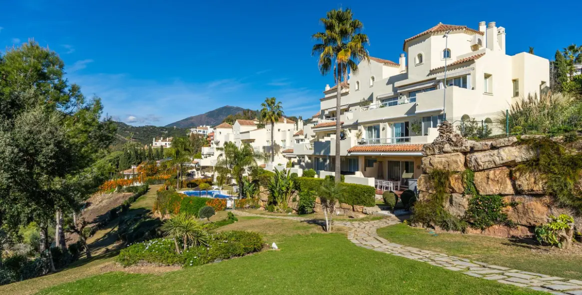 Sale of middle floor apartment in Los Arqueros 4