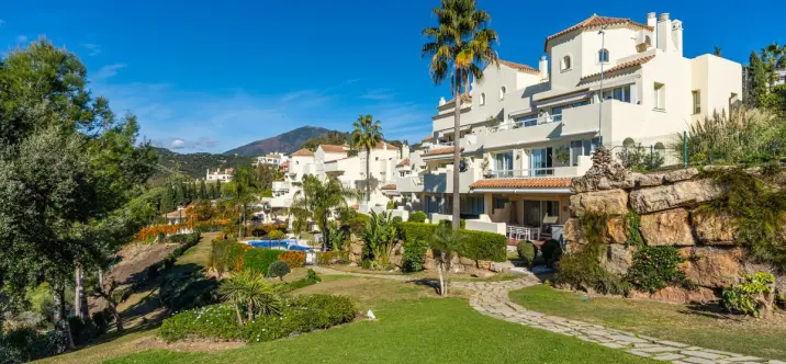 Sale of middle floor apartment in Los Arqueros 3