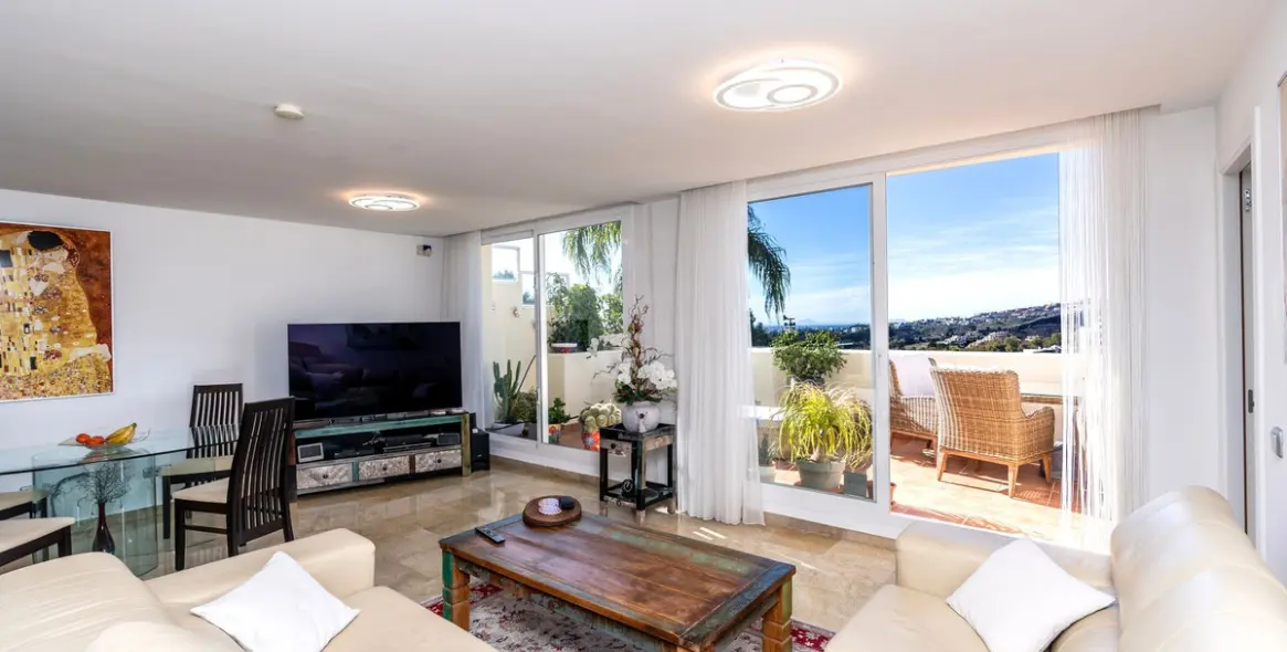 Sale of middle floor apartment in Los Arqueros 10