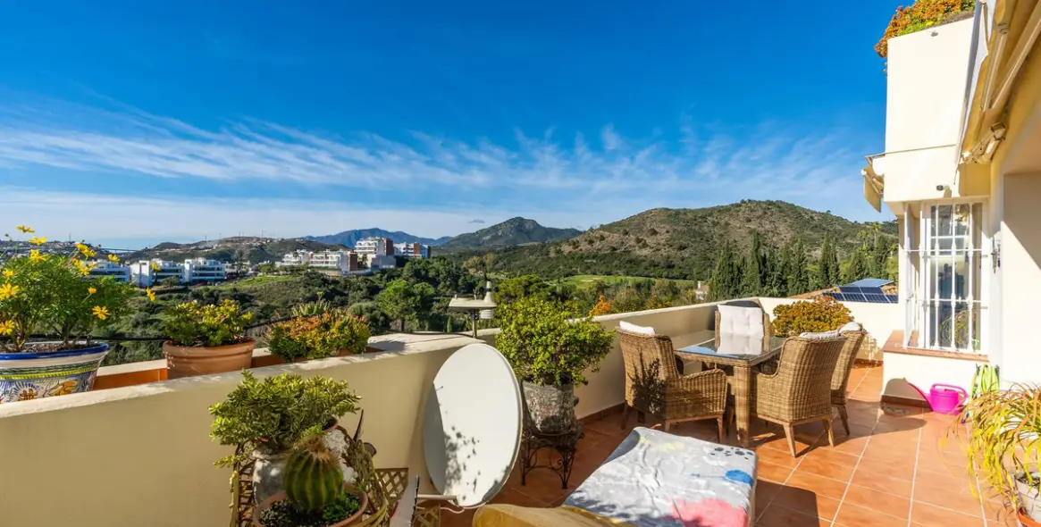 Sale of middle floor apartment in Los Arqueros 16