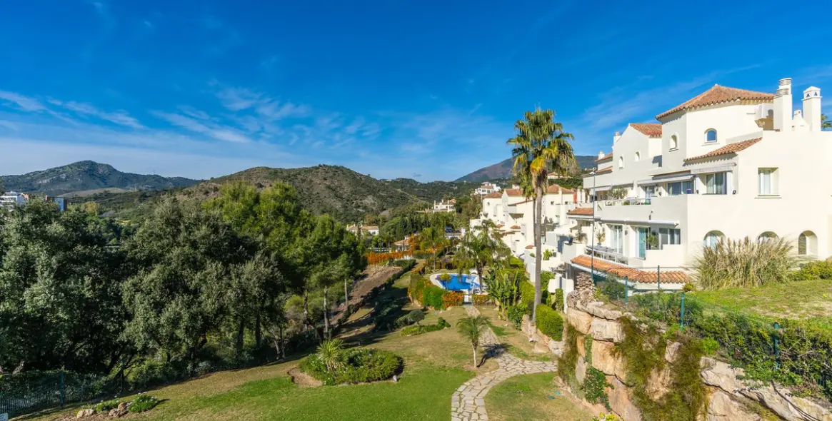 Продажа апартаментов на среднем этаже в Los Arqueros 30