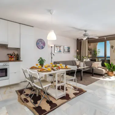 Sale of middle floor apartment in Fuengirola