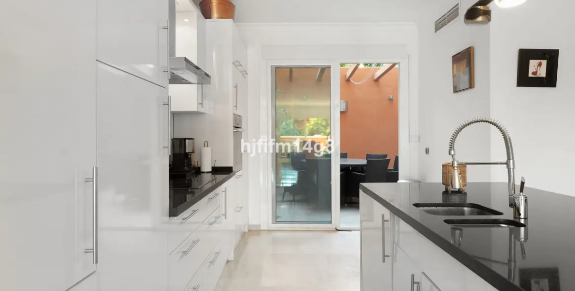 Sale of ground floor apartment in Nueva Andalucía 8