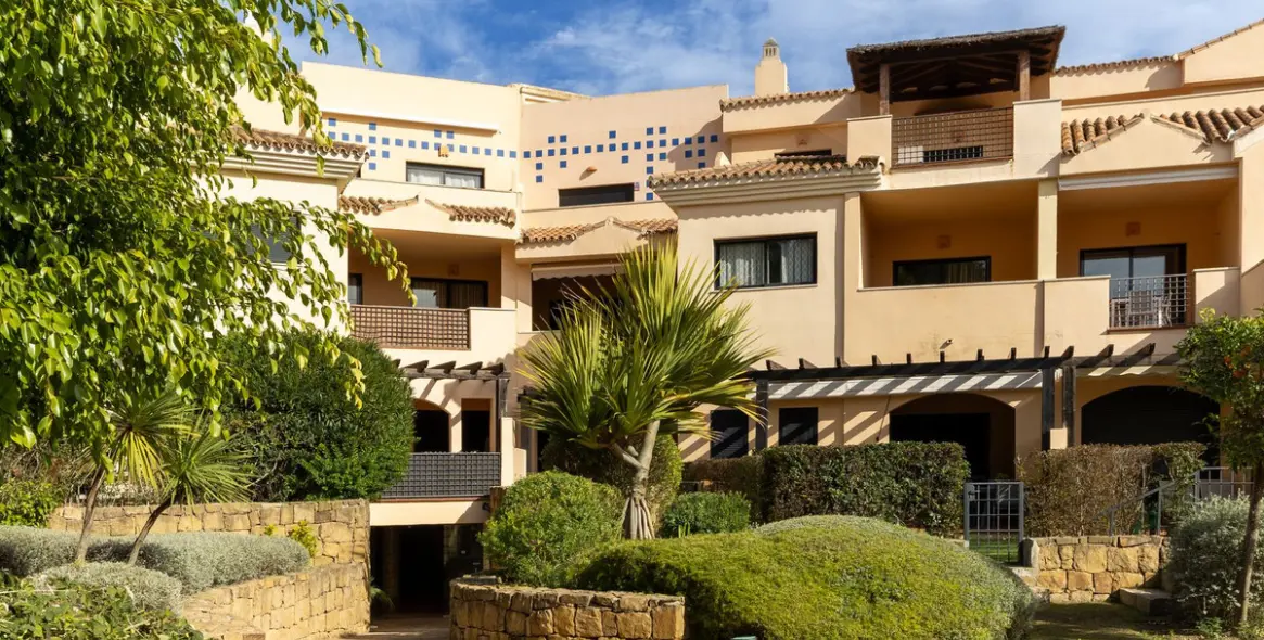 Sale of ground floor apartment in Puerto Banús 2