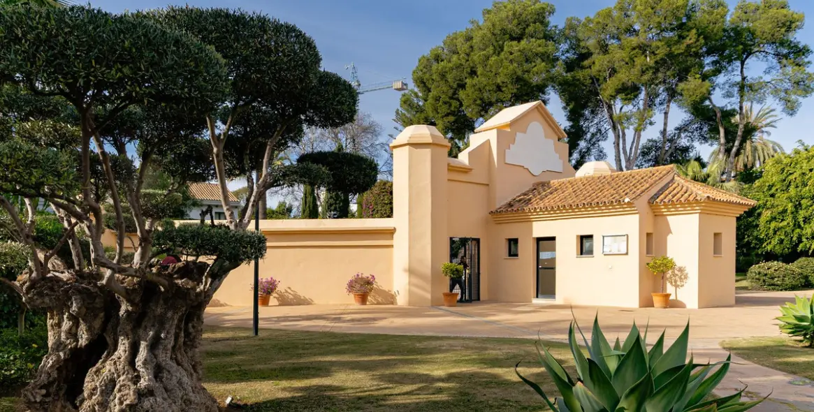 Sale of ground floor apartment in Puerto Banús 3