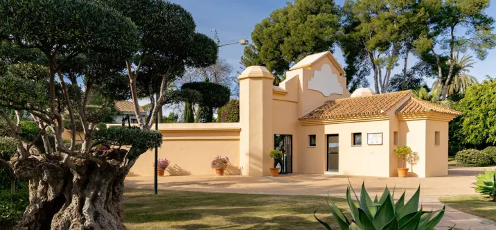 Sale of ground floor apartment in Puerto Banús 2