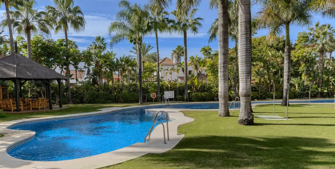 Sale of ground floor apartment in Puerto Banús 11