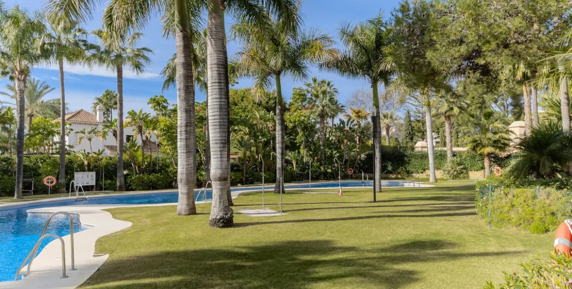 Sale of ground floor apartment in Puerto Banús 12