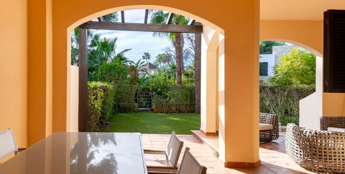 Sale of ground floor apartment in Puerto Banús 13