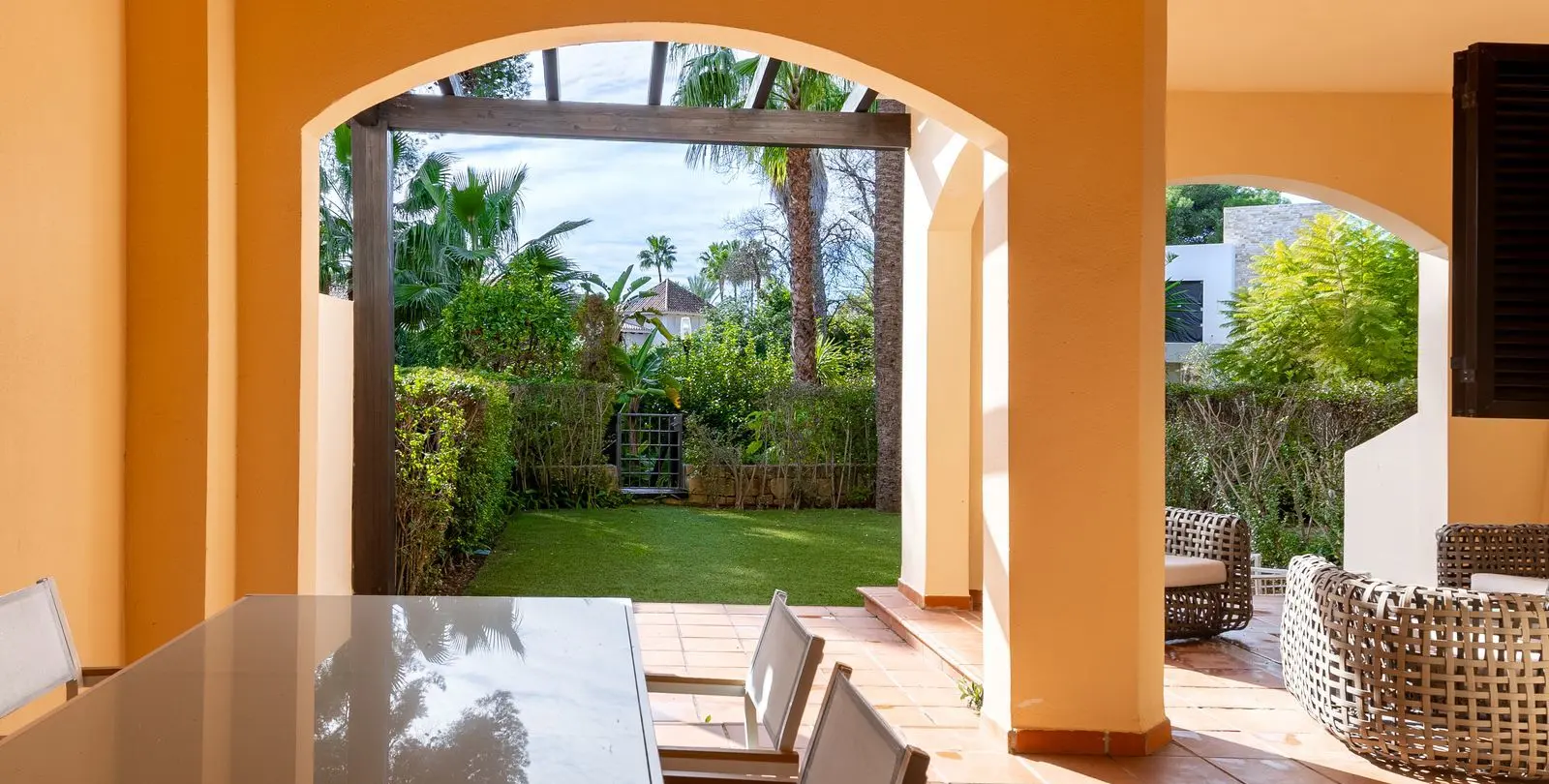Продажа апартаментов на первом этаже в Puerto Banús 13