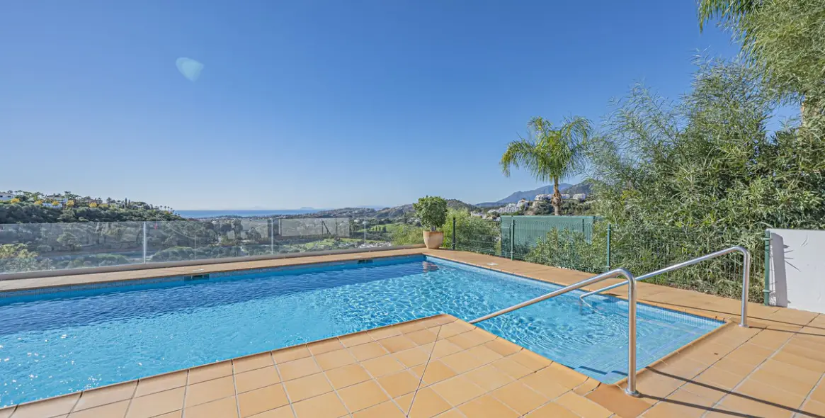 Sale of ground floor apartment in Benahavís 2