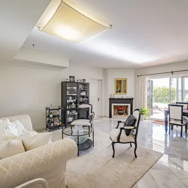 Sale of ground floor apartment in Benahavís