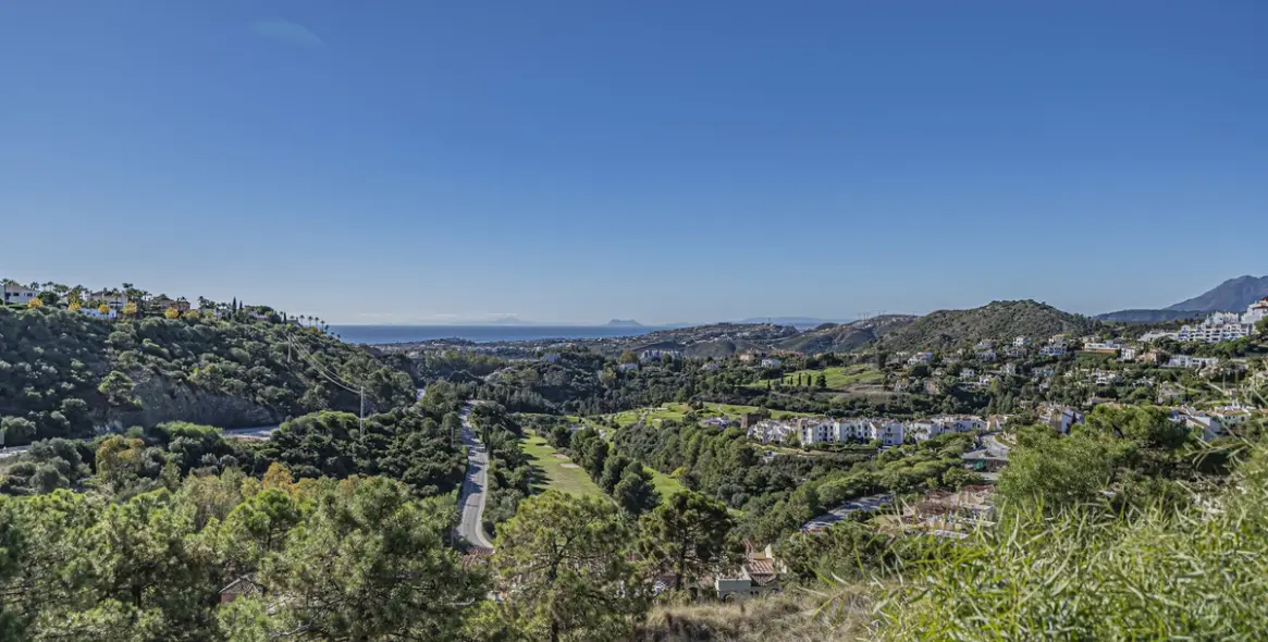 Sale of ground floor apartment in Benahavís 10