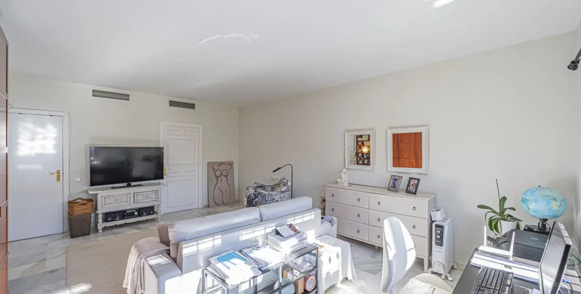 Sale of ground floor apartment in Benahavís 12