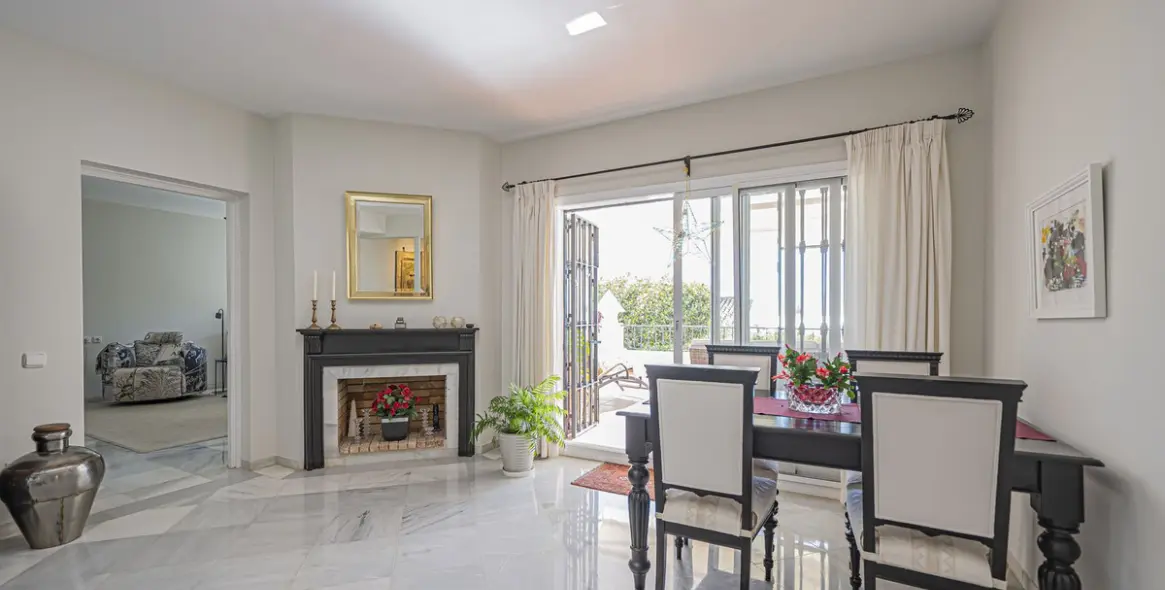 Sale of ground floor apartment in Benahavís 13