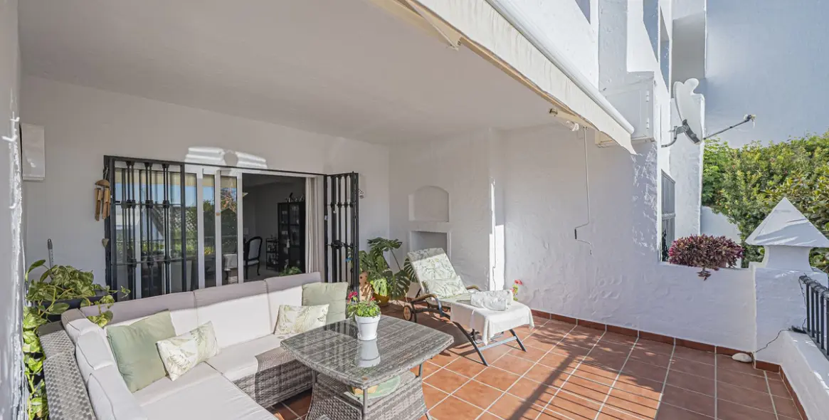 Sale of ground floor apartment in Benahavís 15
