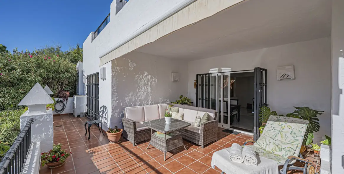 Sale of ground floor apartment in Benahavís 18
