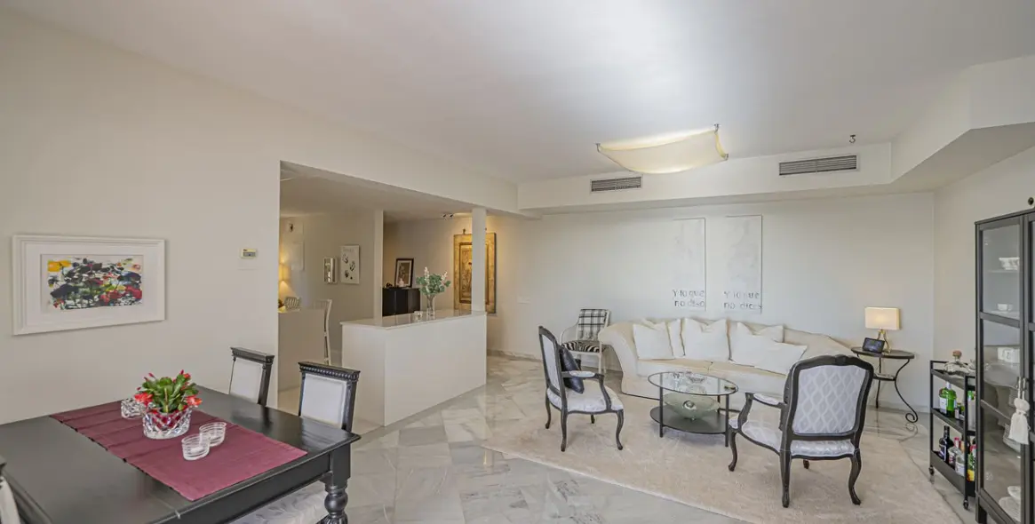 Sale of ground floor apartment in Benahavís 19