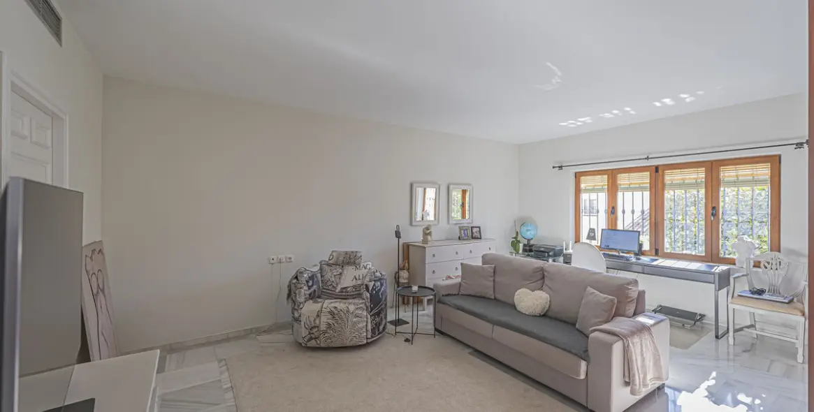 Sale of ground floor apartment in Benahavís 20