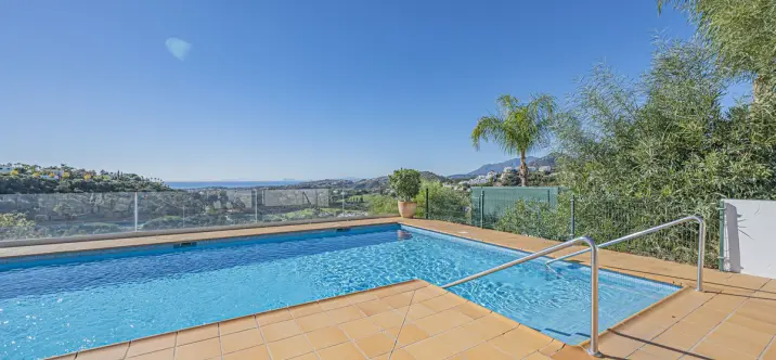 Sale of ground floor apartment in Benahavís 1