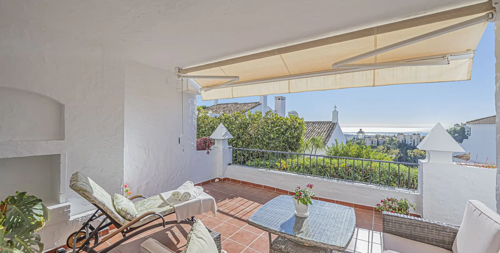 Sale of ground floor apartment in Benahavís 1