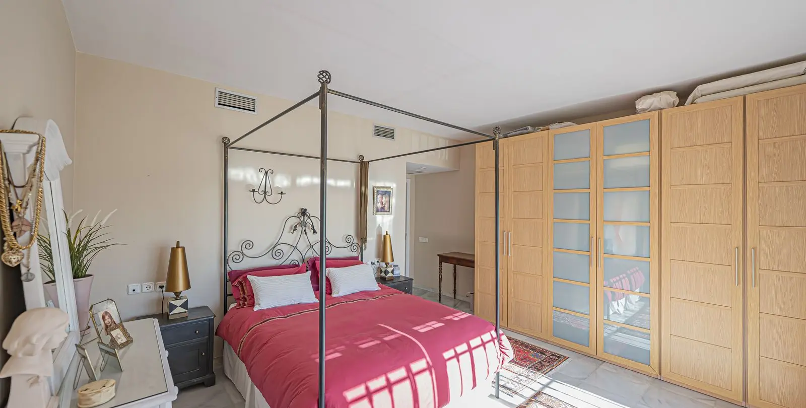 Sale of ground floor apartment in Benahavís 5