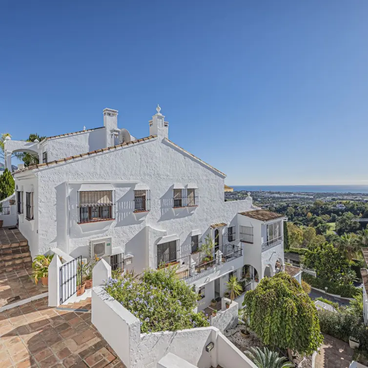 Sale of ground floor apartment in Benahavís
