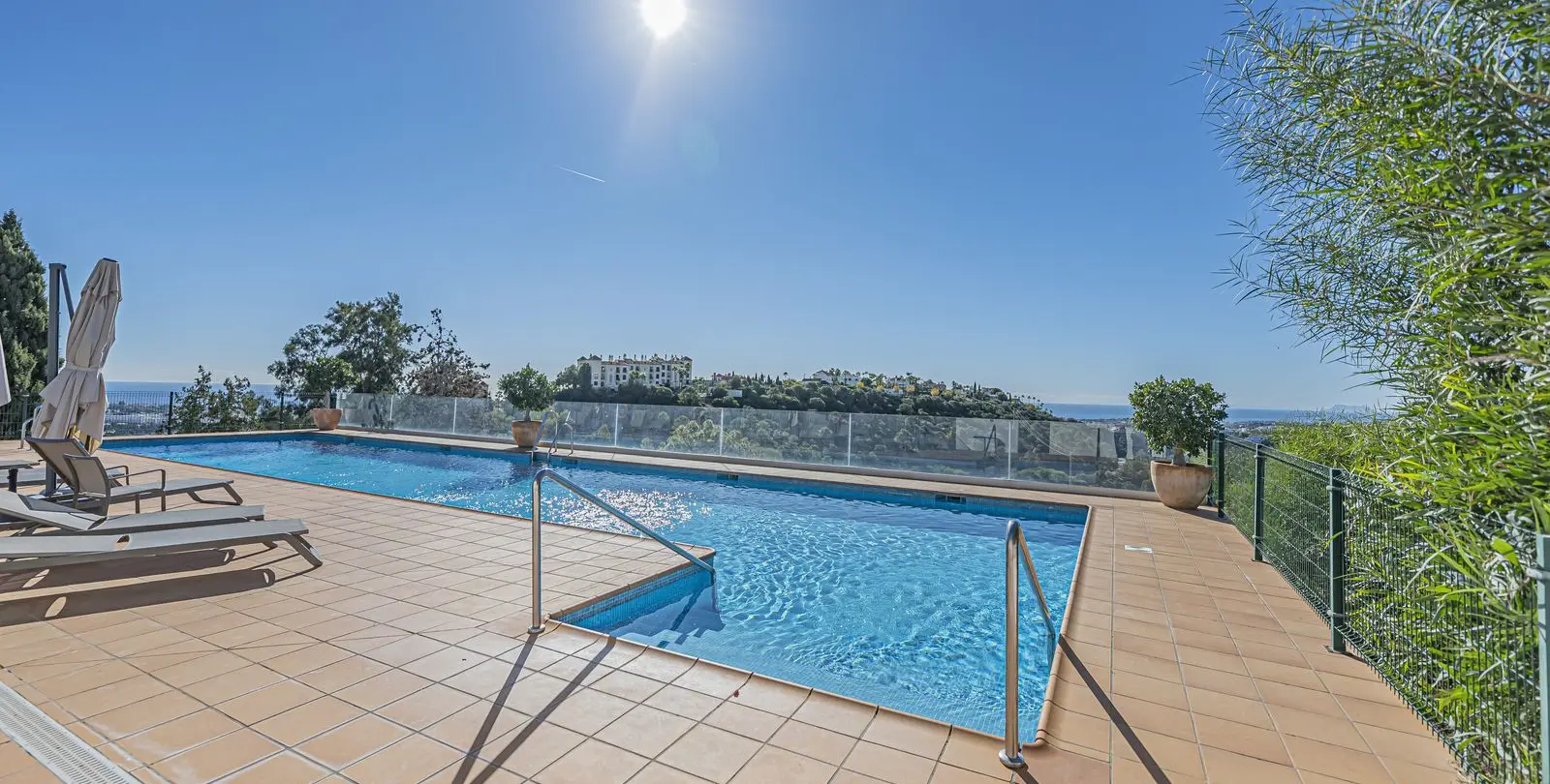 Sale of ground floor apartment in Benahavís 14