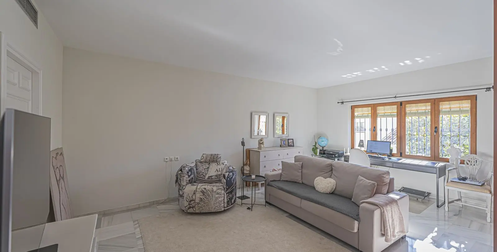 Sale of ground floor apartment in Benahavís 20
