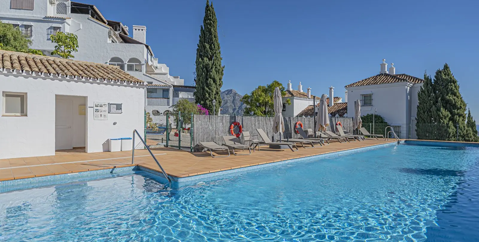 Sale of ground floor apartment in Benahavís 21