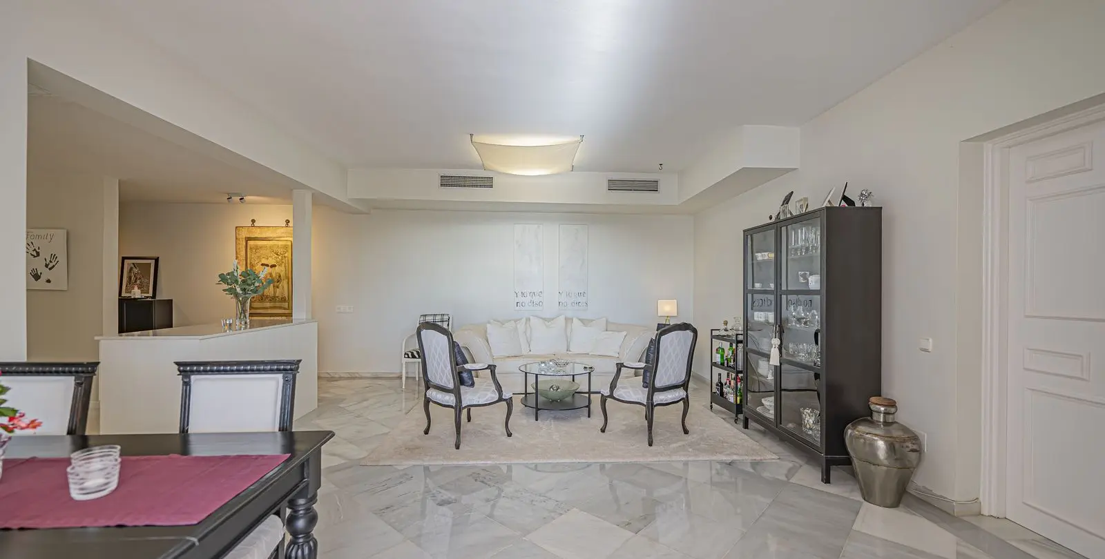 Sale of ground floor apartment in Benahavís 24