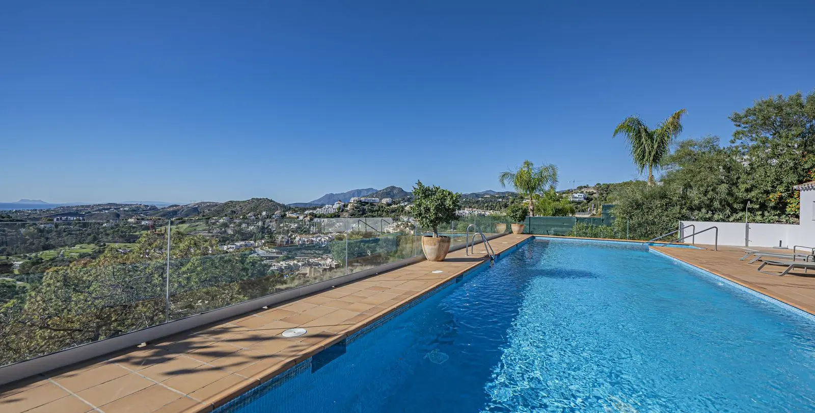 Sale of ground floor apartment in Benahavís 30