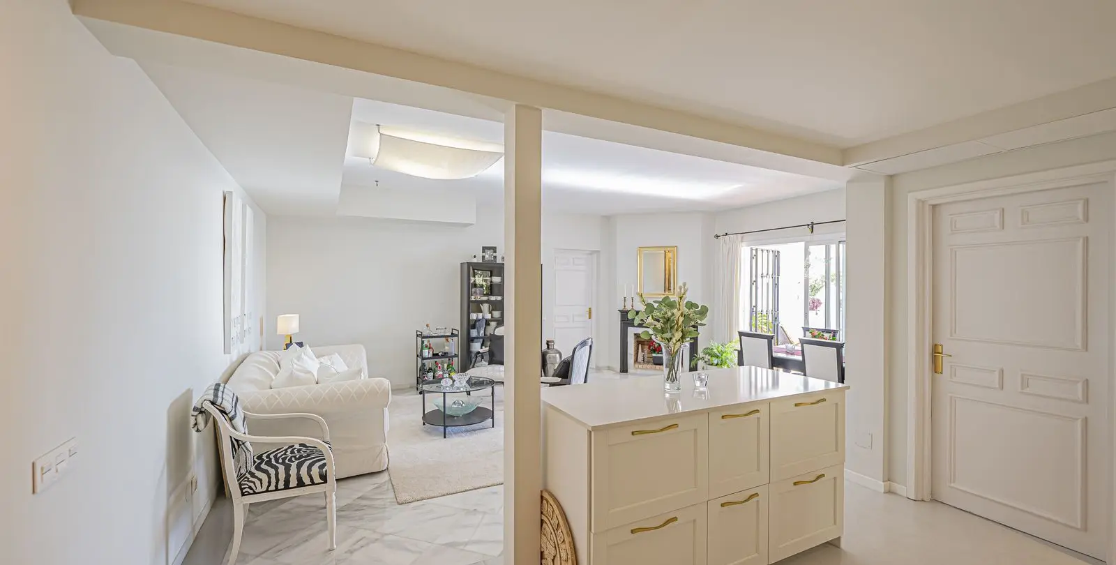 Sale of ground floor apartment in Benahavís 31