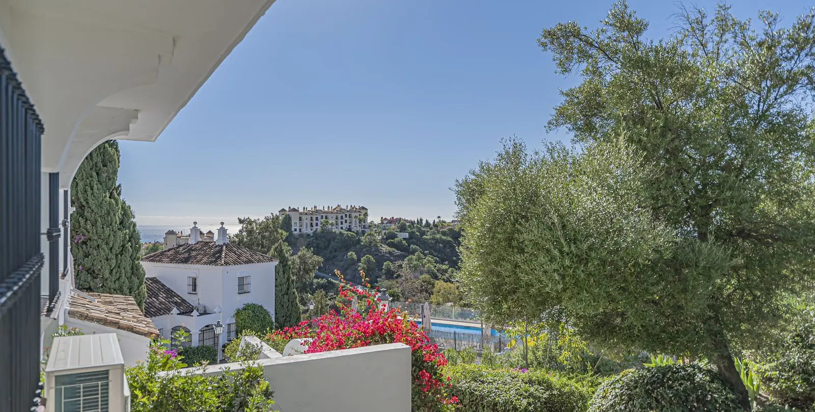 Sale of ground floor apartment in Benahavís 32