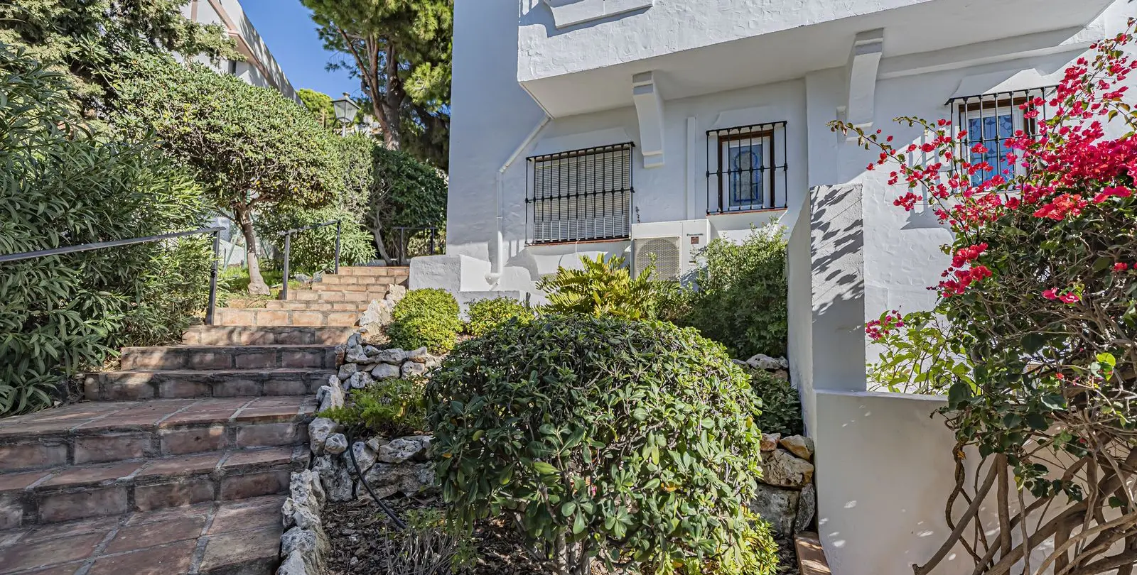 Sale of ground floor apartment in Benahavís 37