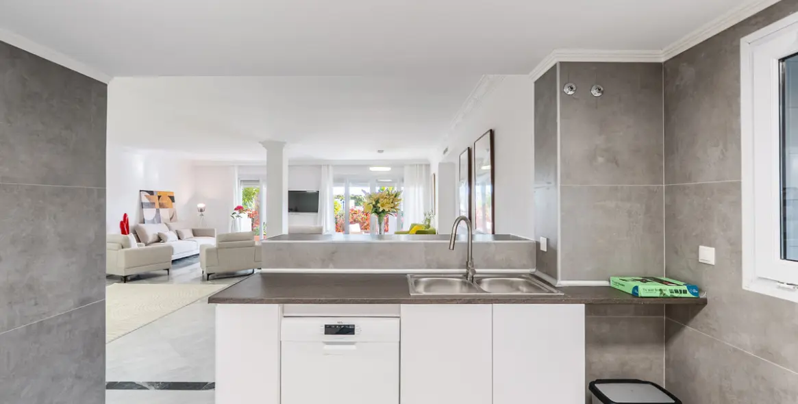 Long-term rent of ground floor apartment in The Golden Mile 16