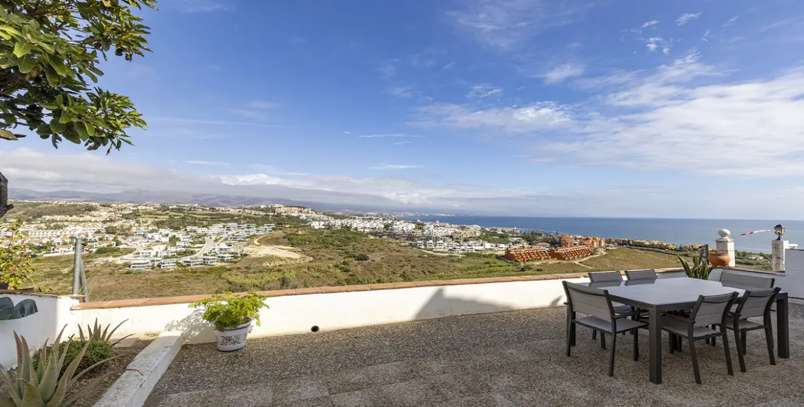 Продажа дома на две семьи в Manilva 2