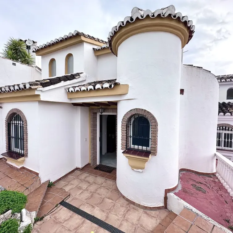 Sale of townhouse in Calahonda