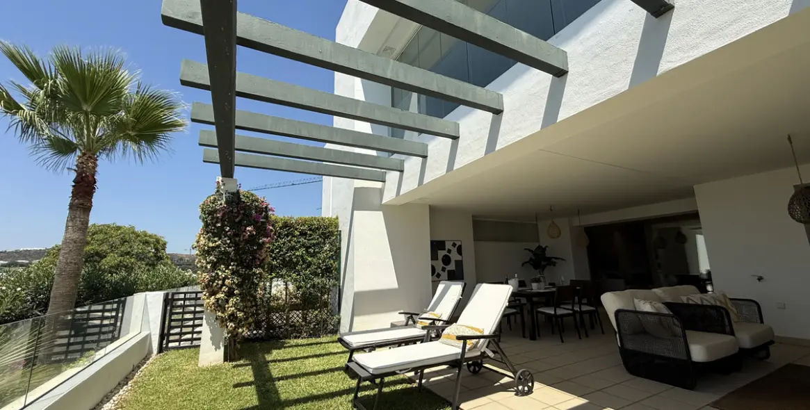 Sale of ground floor apartment in Casares 8