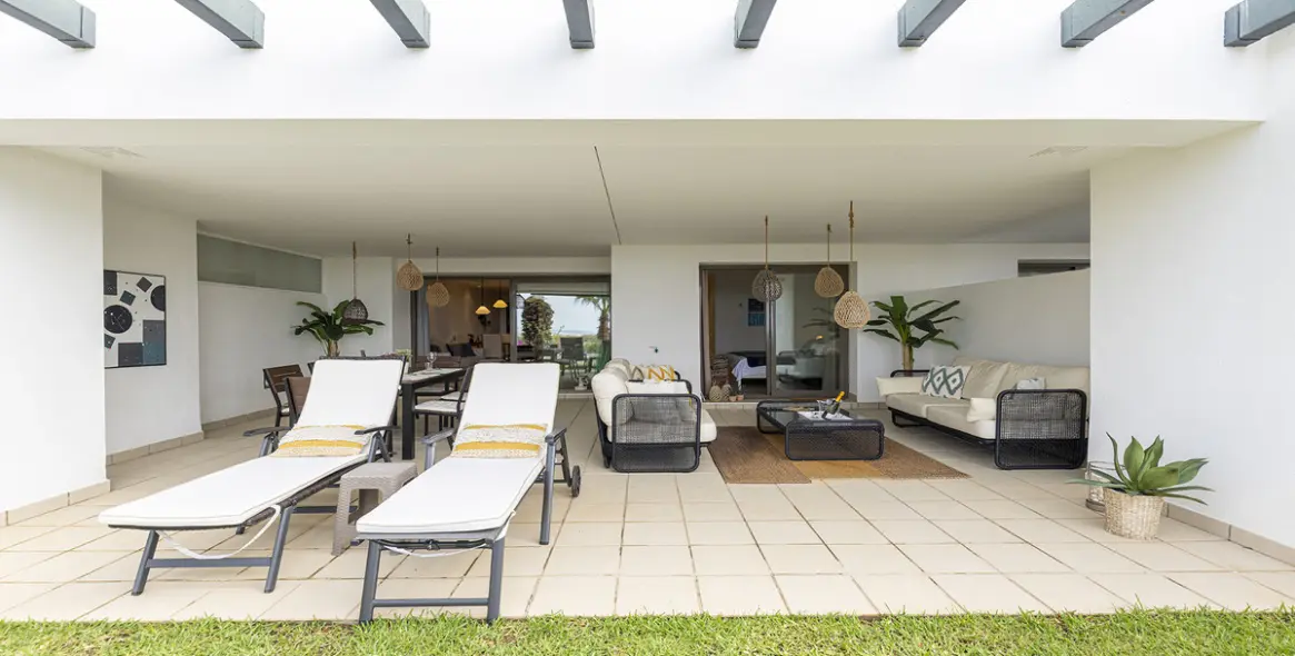 Sale of ground floor apartment in Casares 15