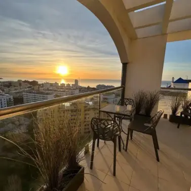 Продажа двухуровневого пентхауса в Estepona